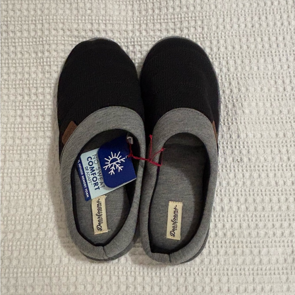 Dearfoams Men's Black and Gray Slippers